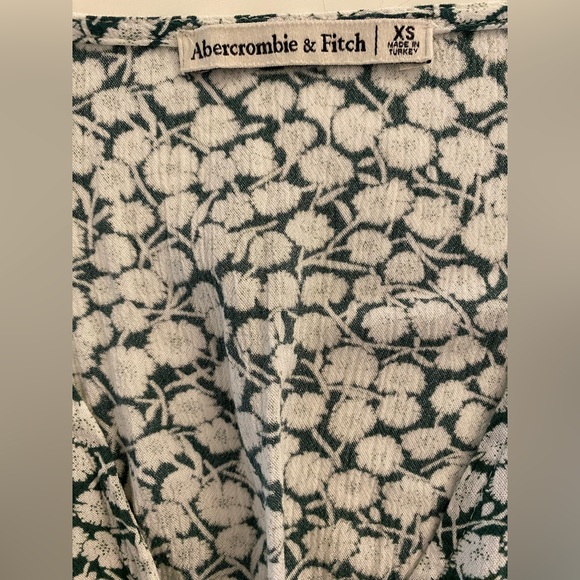 Women’s Abercrombie & Fitch size xs green & white floral print button down front - Picture 3 of 7